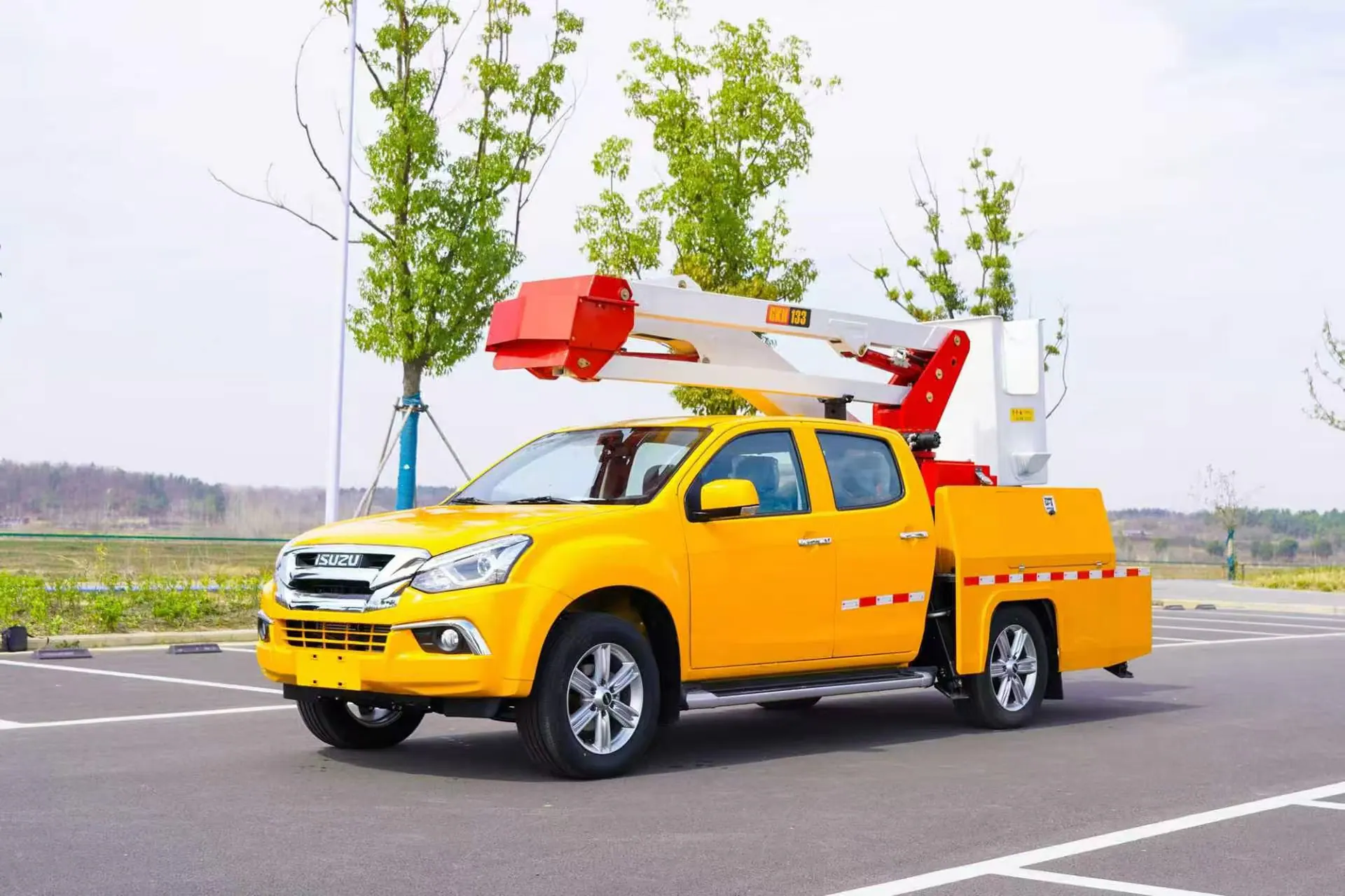تم تصوير مركبة متخصصة ذات هيكل بيك اب ISUZU حقيقية في الهواء الطلق من الجهة الأمامية اليسرى