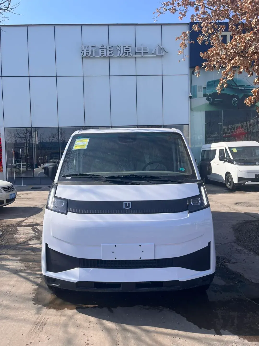 Front view of a white Geely V7E cargo van outside a commercial vehicle facility