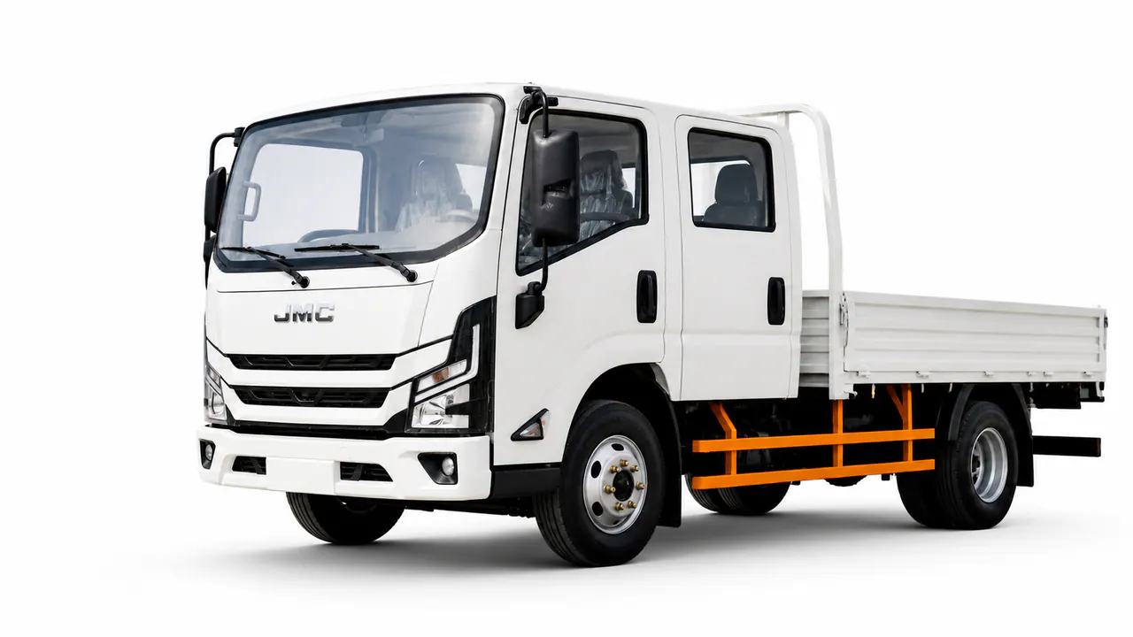 Configuration JMC T822 camion à ridelles double cabine affichée dans une vue éditoriale du véhicule