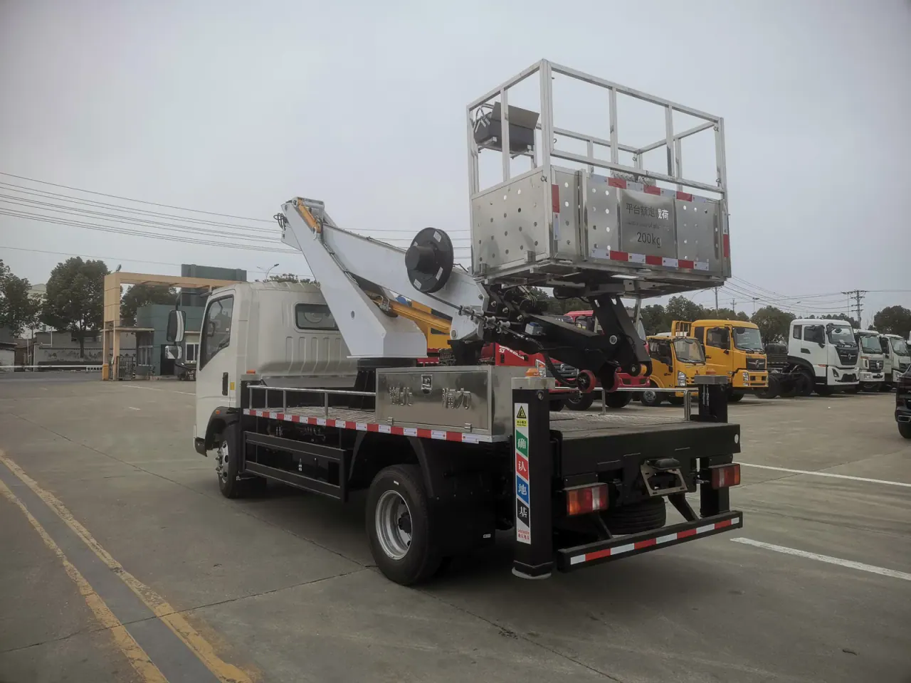 HOWO platform truck viewed from the rear with the basket above the body