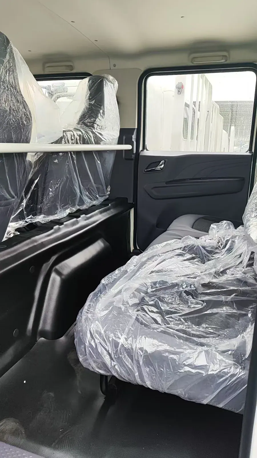 Banquette passager arrière à l'intérieur d'un camion à double cabine JMC