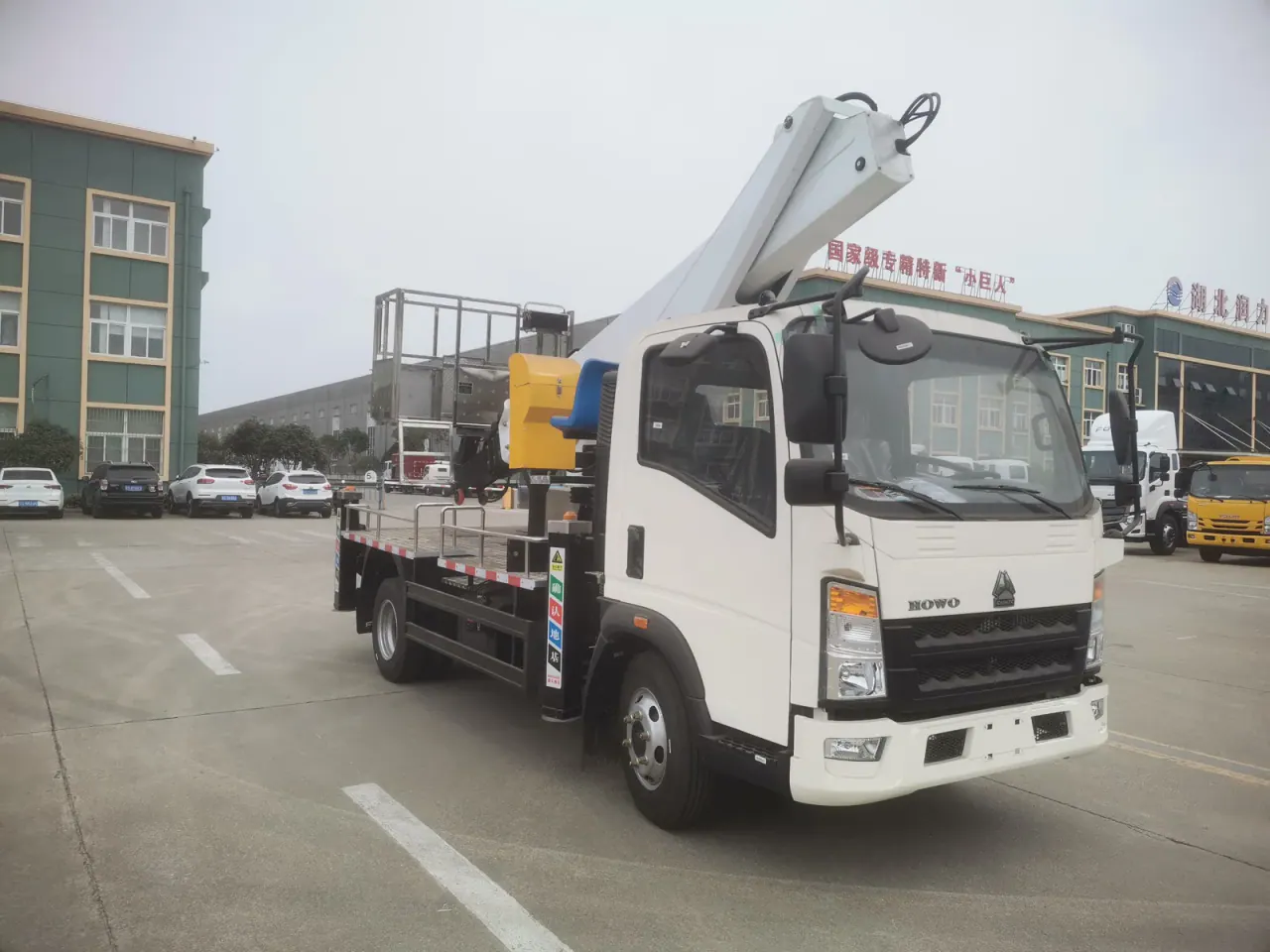 HOWO 20 m aerial work platform truck with folded boom and work basket