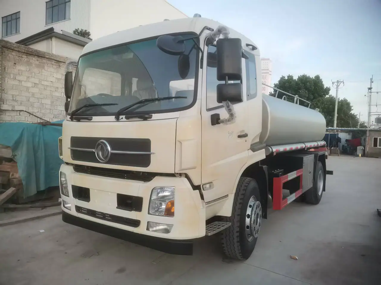 Citerne d'eau Tianjin Dongfeng vue de trois quarts avant