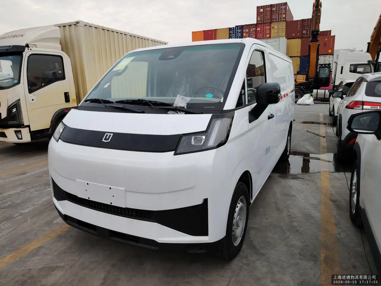 Front view of a Farizon V7E electric cargo van at the loading yard
