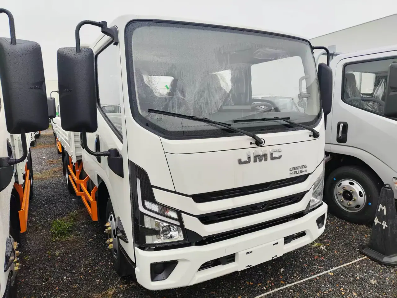 JMC camion à double cabine vu de l'avant et du côté de la carrosserie