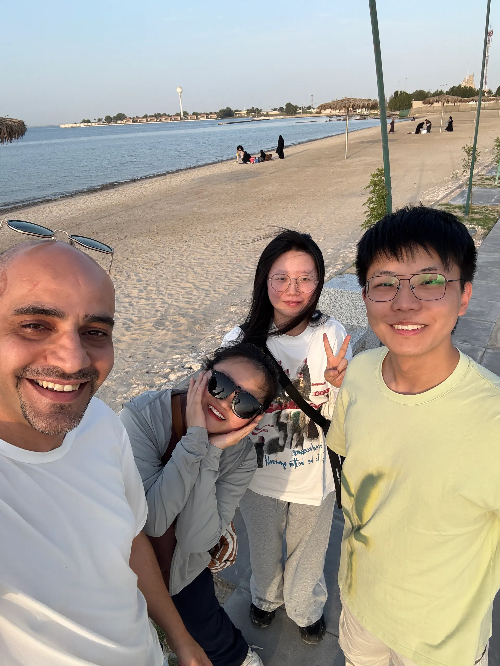 Fotografía grupal de visitantes junto al mar