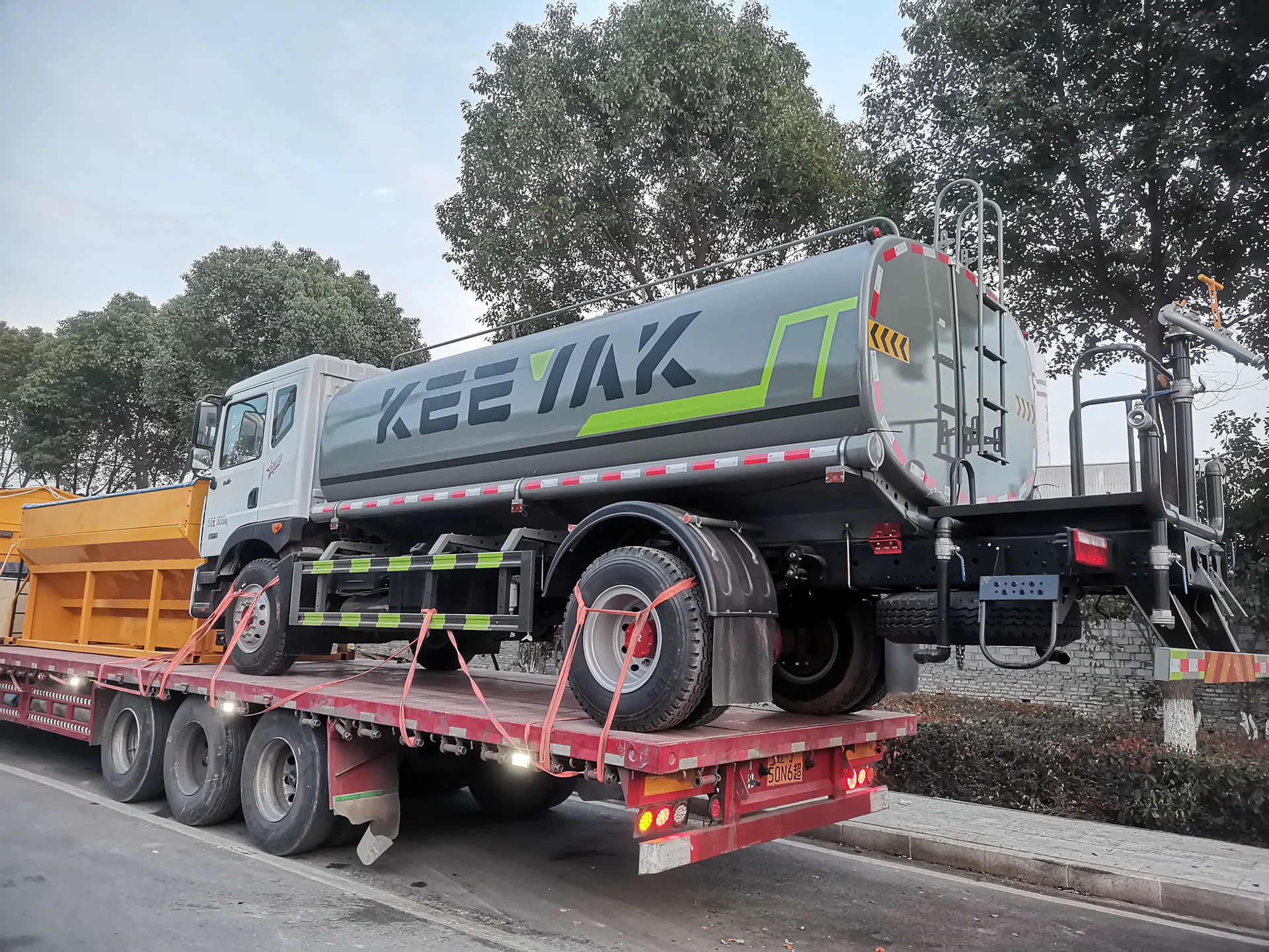 Real KEEYAK water tanker photographed during transport preparation