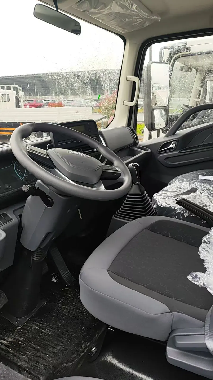 Espace conducteur avec volant, tableau de bord, rétroviseurs et levier de vitesses manuel